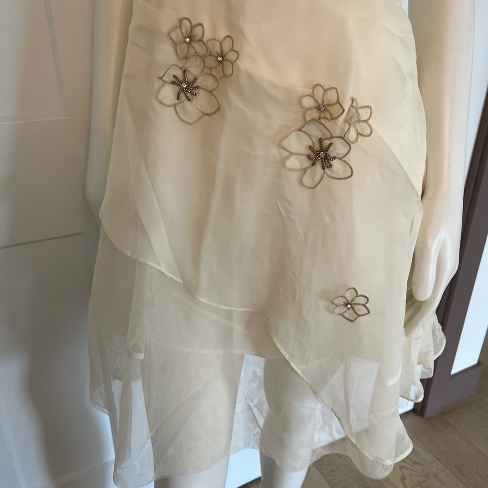 Elegant Floral Embroidered Dress - Picture 5 of 5